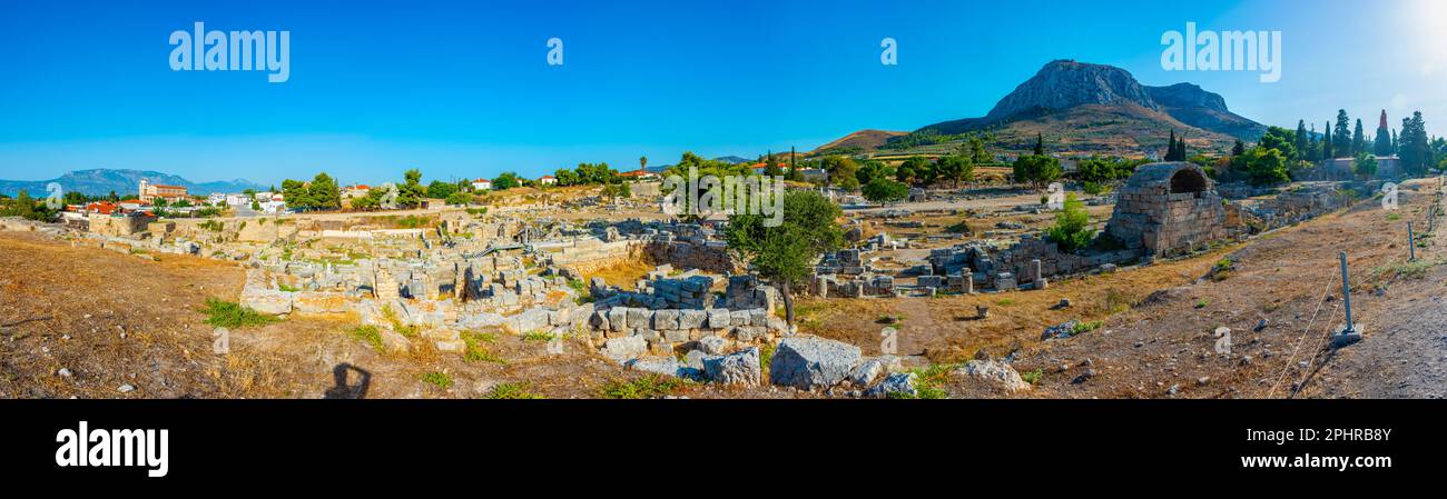 Blick auf die archäologische Ausgrabungsstätte des antiken Korinth in Griechenland. Stockfoto