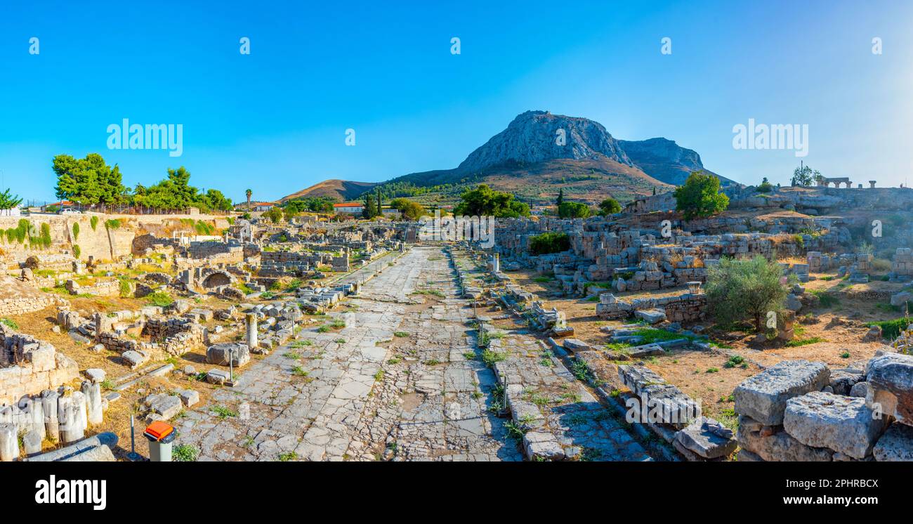Lechaion Road an der antiken Ausgrabungsstätte Korinth in Griechenland. Stockfoto