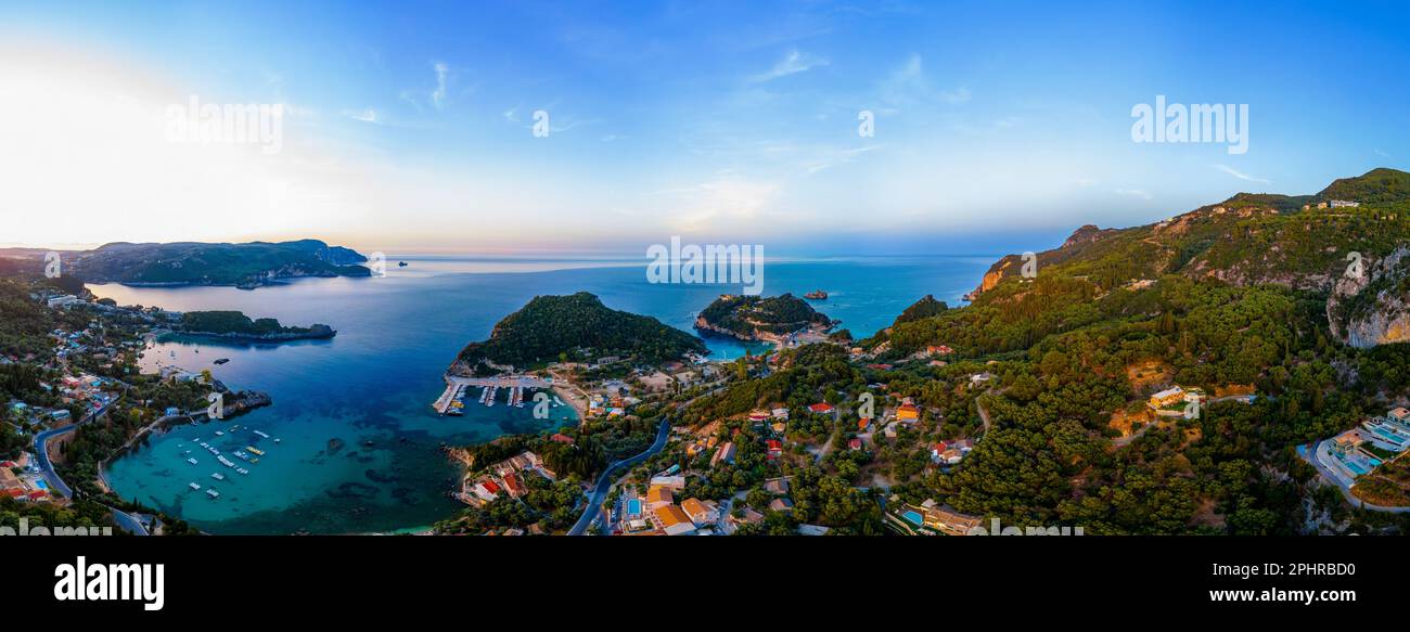 Blick auf den Sonnenuntergang über die Küste von Paleokastritsa auf der griechischen Insel Korfu. Stockfoto