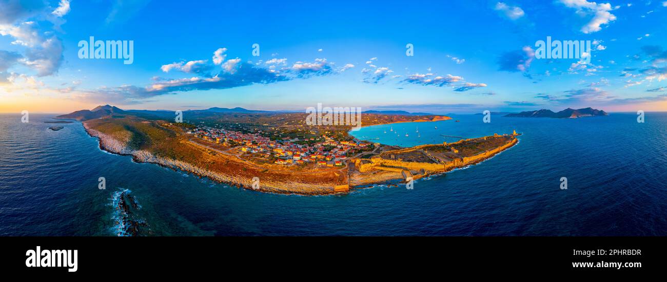 Sonnenuntergangspanorama von Schloss Methoni in Griechenland. Stockfoto