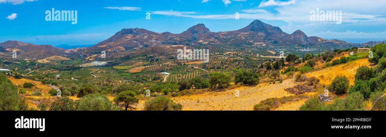 Panoramablick auf die landwirtschaftliche Landschaft in der Nähe der Dörfer Asomatos und Lefkogeia auf der griechischen Insel Kreta. Stockfoto