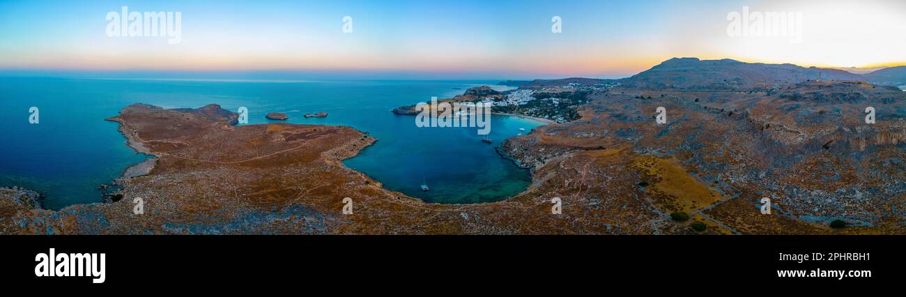 Sonnenuntergang über die griechische Stadt Lindos auf der Insel Rhodos. Stockfoto