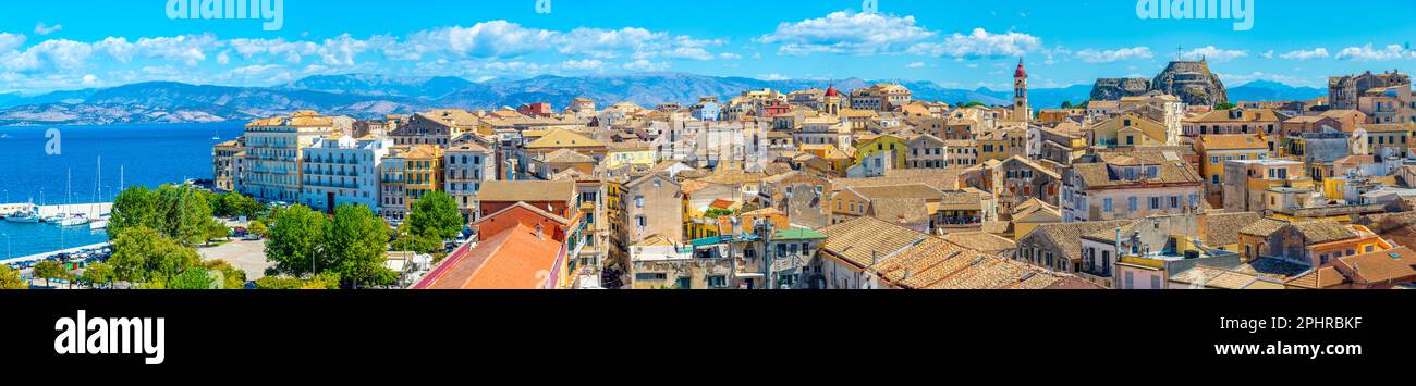 Blick vom Dach auf die griechische Stadt Kerkyra. Stockfoto