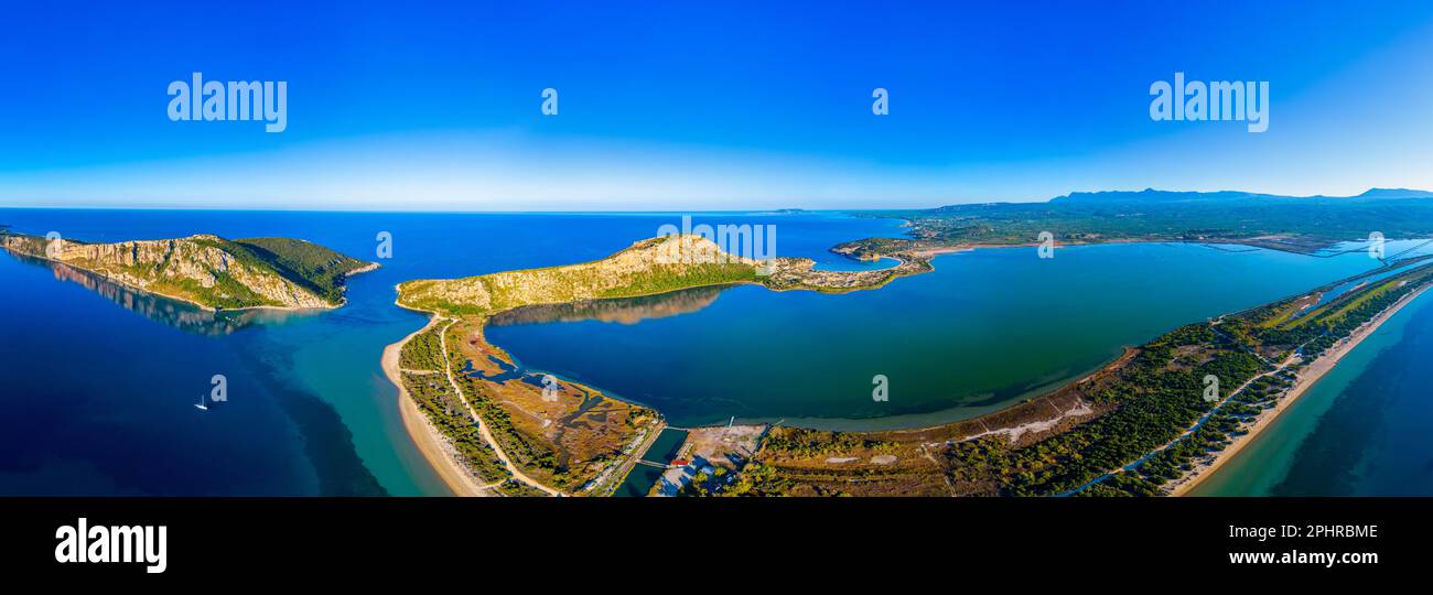 Die Lagune Limni Divari in Griechenland aus der Vogelperspektive. Stockfoto