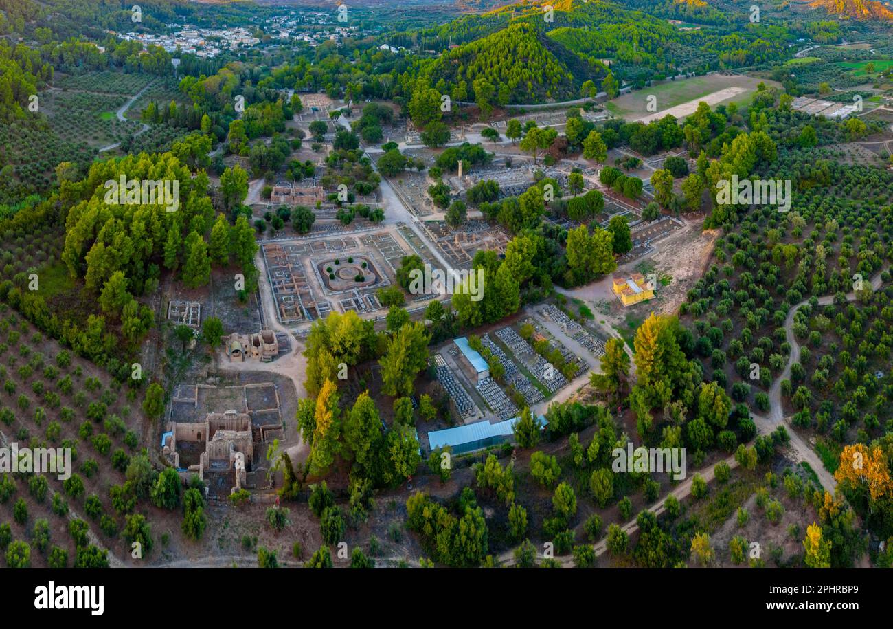 Panoramablick auf die Ausgrabungsstätte Olympia in Griechenland bei Sonnenuntergang. Stockfoto