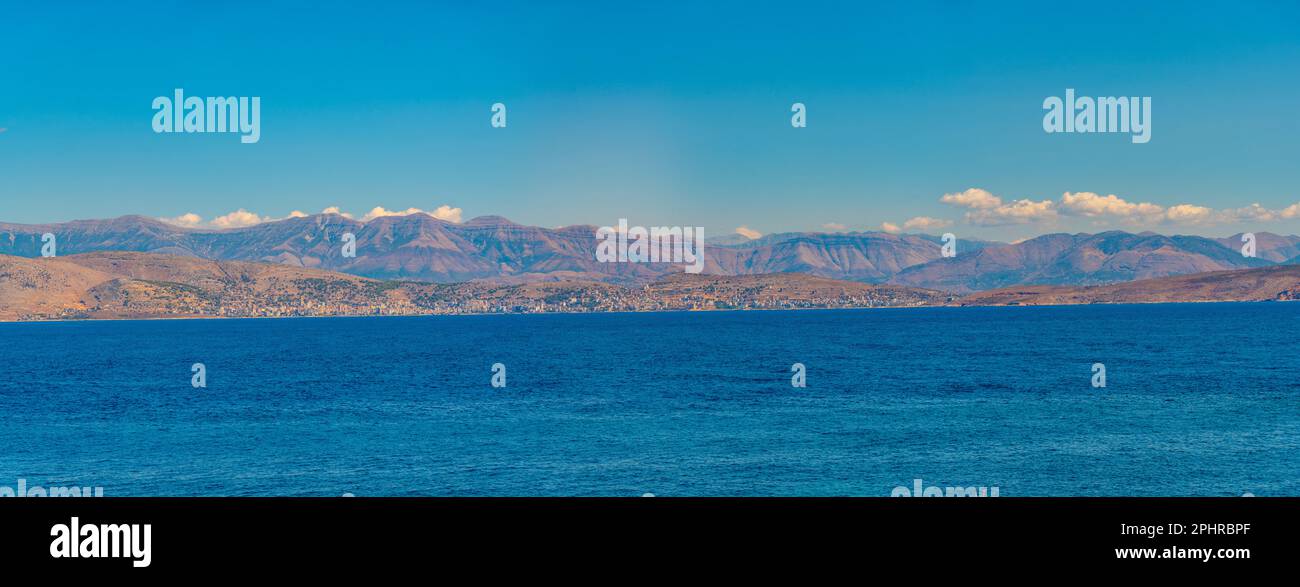 Blick auf die albanische Stadt Sarande vom Meer aus von der griechischen Insel Korfu. Stockfoto
