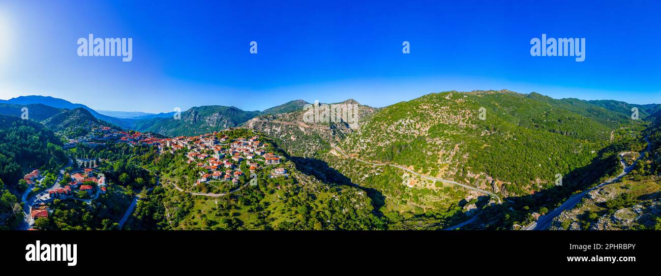 Panoramablick auf das Dorf Dimitsana in Griechenland. Stockfoto