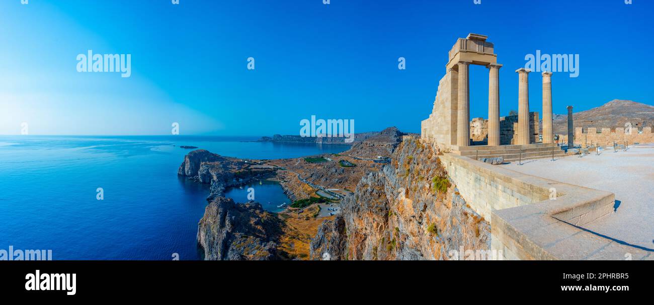 Blick auf die Akropolis von Lindos auf der griechischen Insel Rhodos. Stockfoto