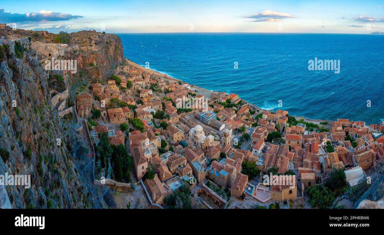 Blick auf die Dächer der griechischen Stadt Monemvasia bei Sonnenuntergang. Stockfoto