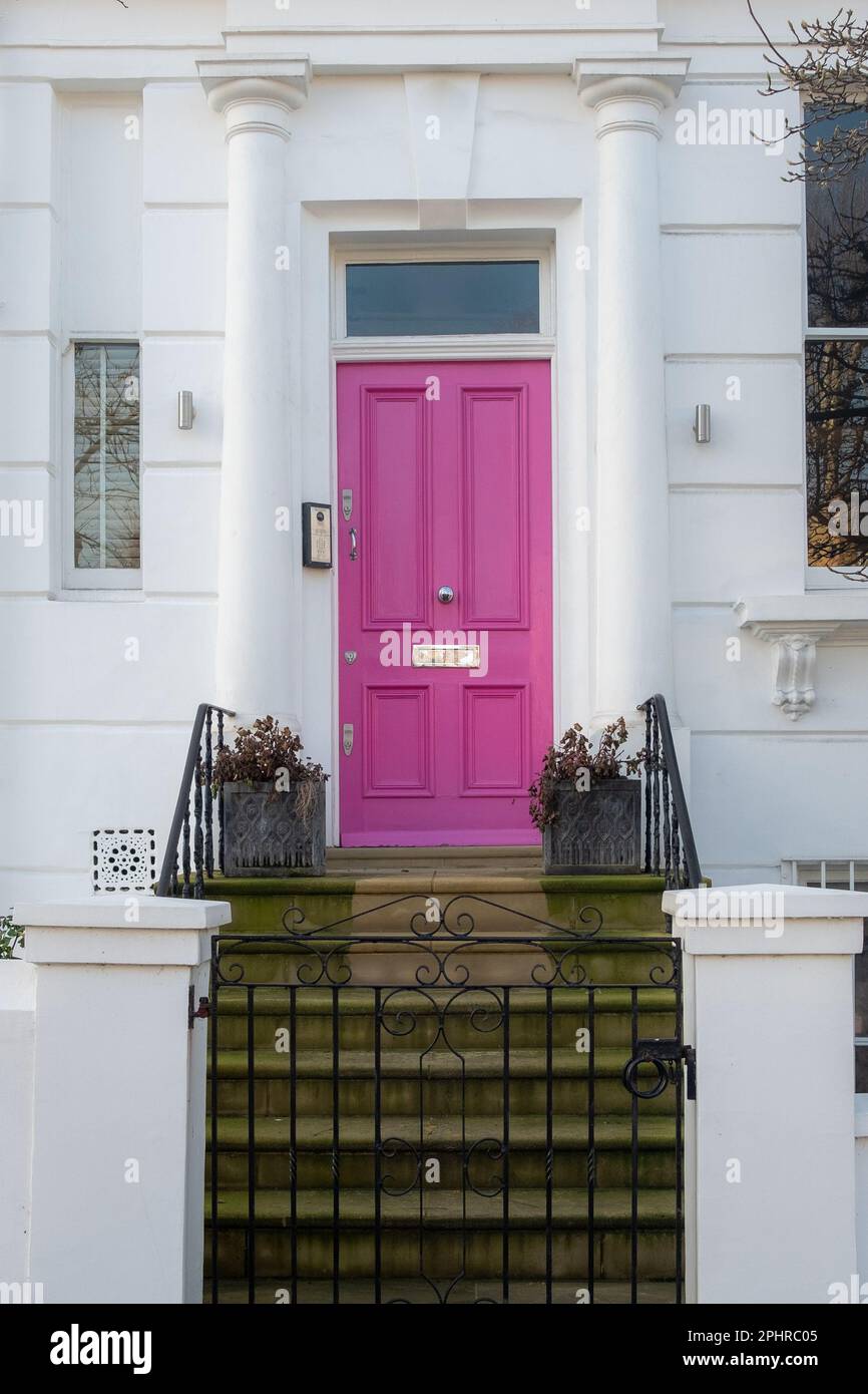 London - Januar 2023: Eine rosa Tür zu einem Wohnhaus im Westen Londons Stockfoto