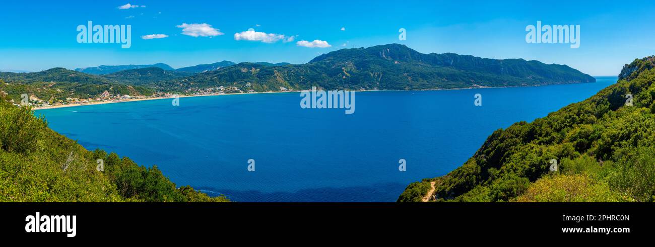 Panoramablick auf den Strand von Agios Georgios auf der griechischen Insel Korfu. Stockfoto