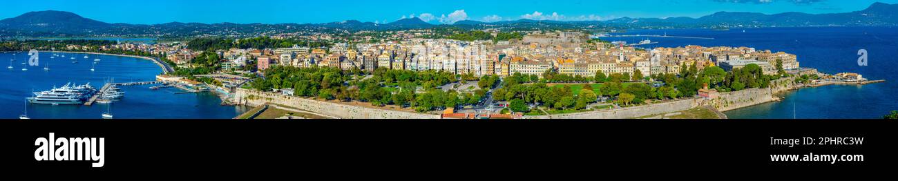 Panoramablick auf die griechische Stadt Kerkyra. Stockfoto