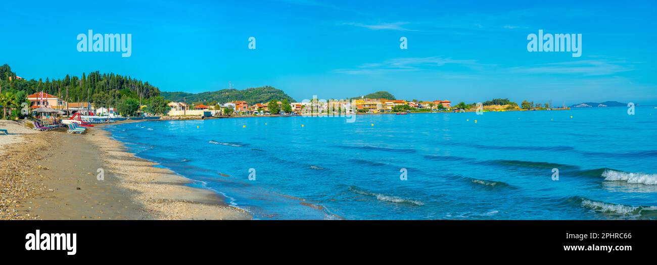 Sonnenliegen und Sonnenschirme am Sidari Beach in Korfu, Griechenland. Stockfoto