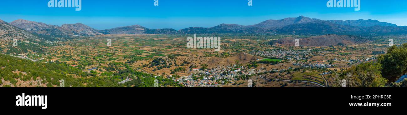 Panoramablick auf das Lasithi-Plateau auf der griechischen Insel Kreta. Stockfoto