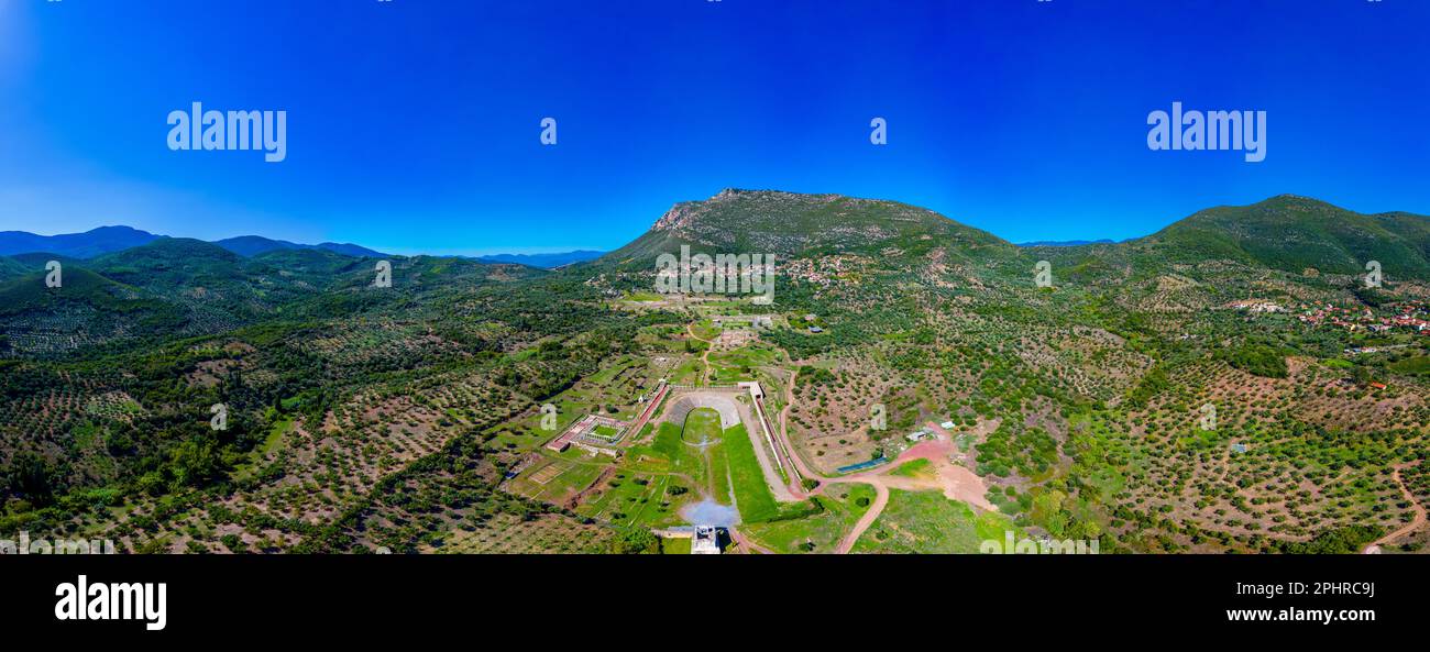 Panoramablick auf die Ausgrabungsstätte des antiken Messini in Griechenland. Stockfoto