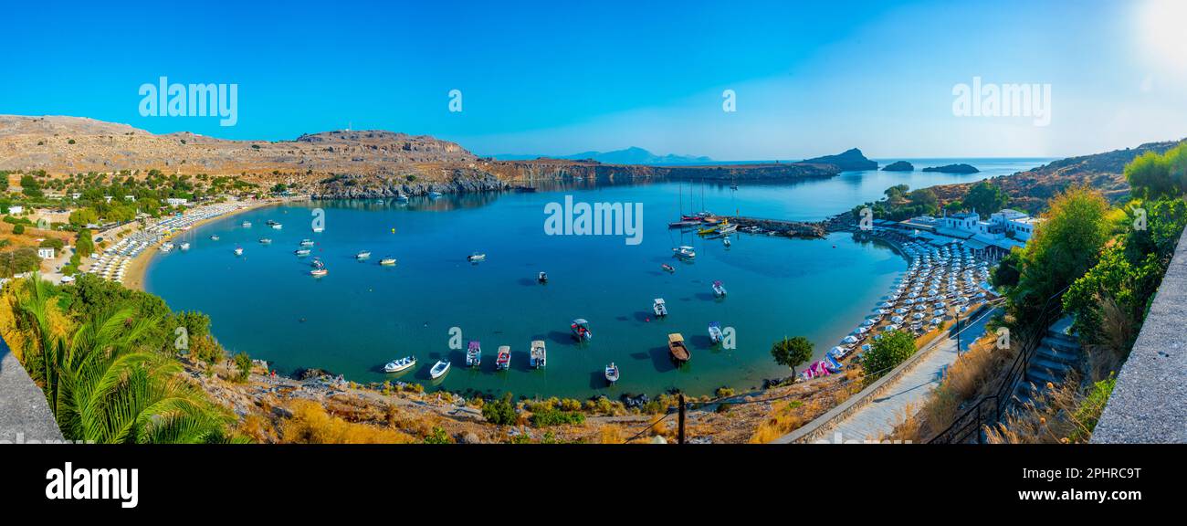 Panoramablick auf den Strand von Lindos auf der griechischen Insel Rhodos. Stockfoto