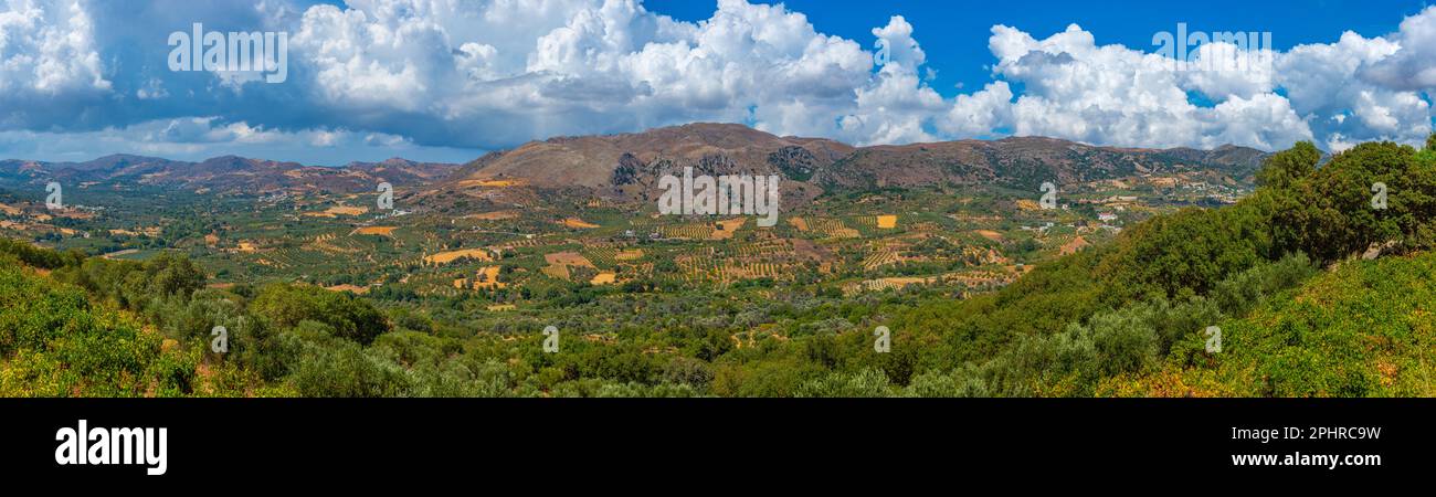 Panoramablick auf die landwirtschaftliche Landschaft der griechischen Insel Kreta. Stockfoto