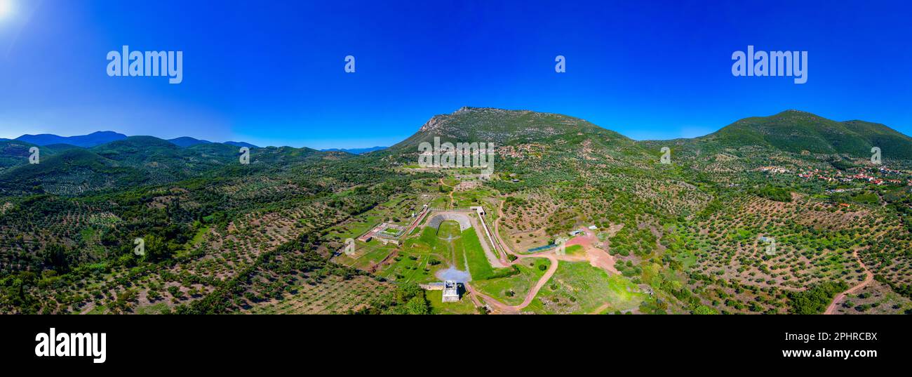 Panoramablick auf die Ausgrabungsstätte des antiken Messini in Griechenland. Stockfoto