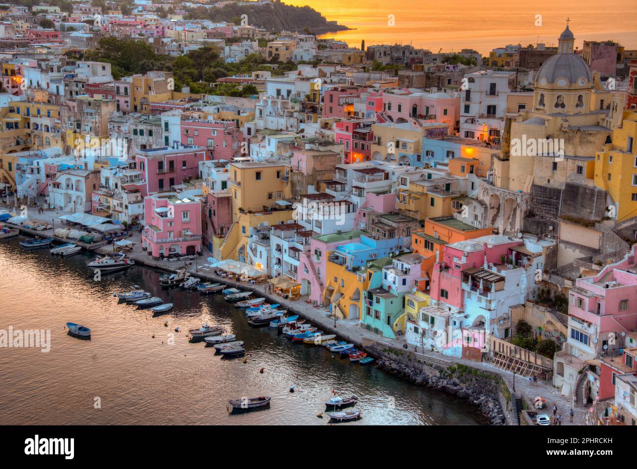 Sonnenuntergang über Marina di Corricella auf der italienischen Insel Procida. Stockfoto