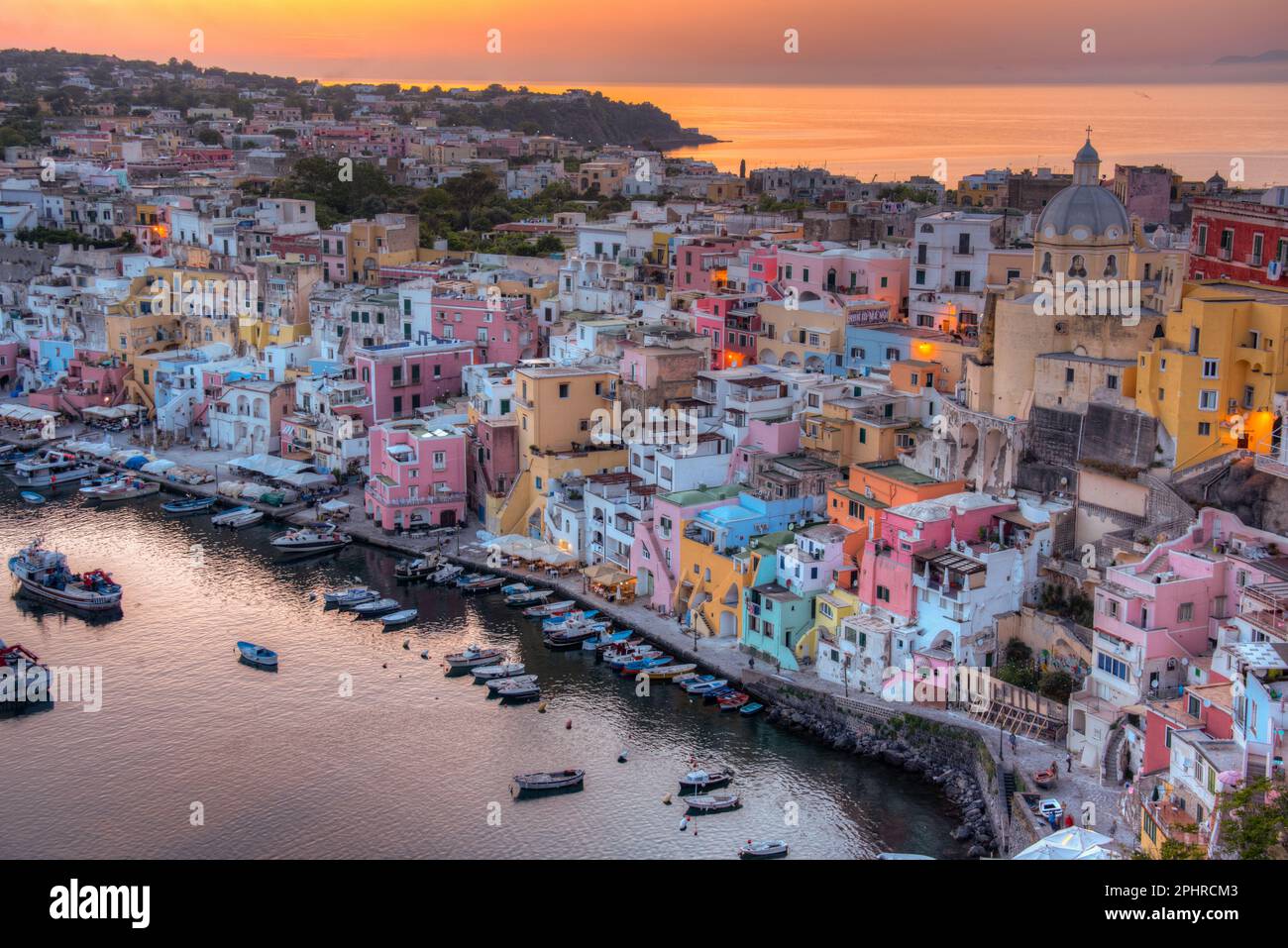 Sonnenuntergang über Marina di Corricella auf der italienischen Insel Procida. Stockfoto
