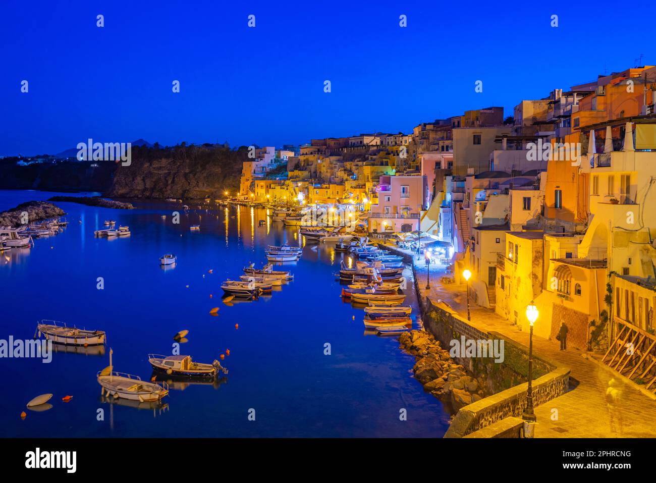 Sonnenuntergang über Marina di Corricella auf der italienischen Insel Procida. Stockfoto