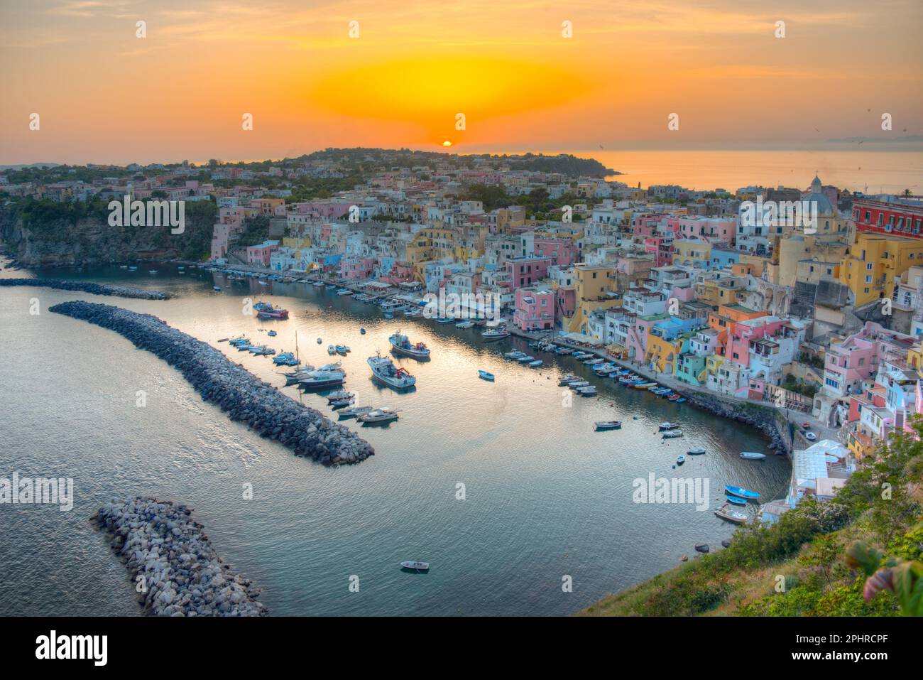 Sonnenuntergang über Marina di Corricella auf der italienischen Insel Procida. Stockfoto
