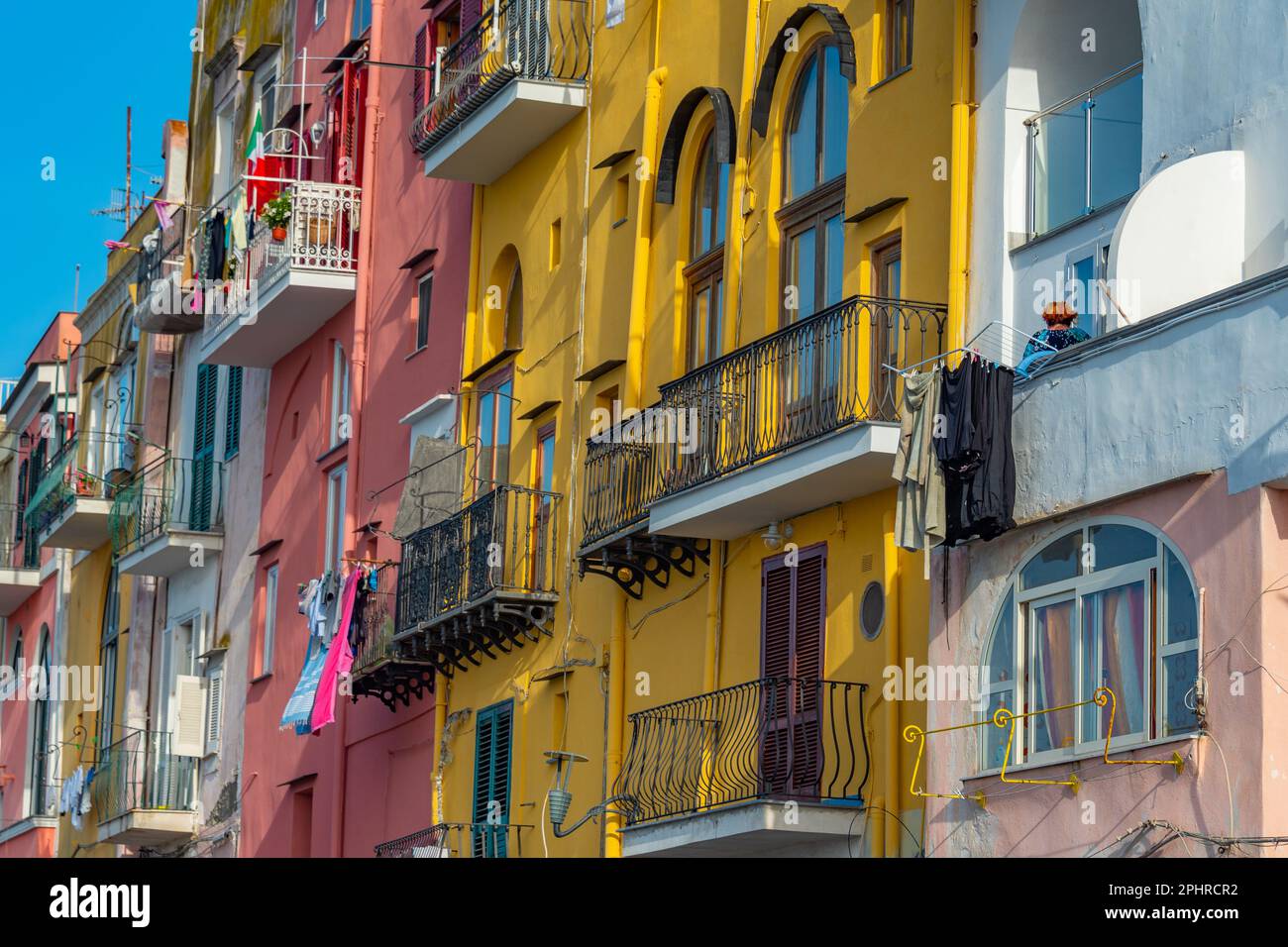 Blick auf eine farbenfrohe Straße auf der italienischen Insel Procida. Stockfoto