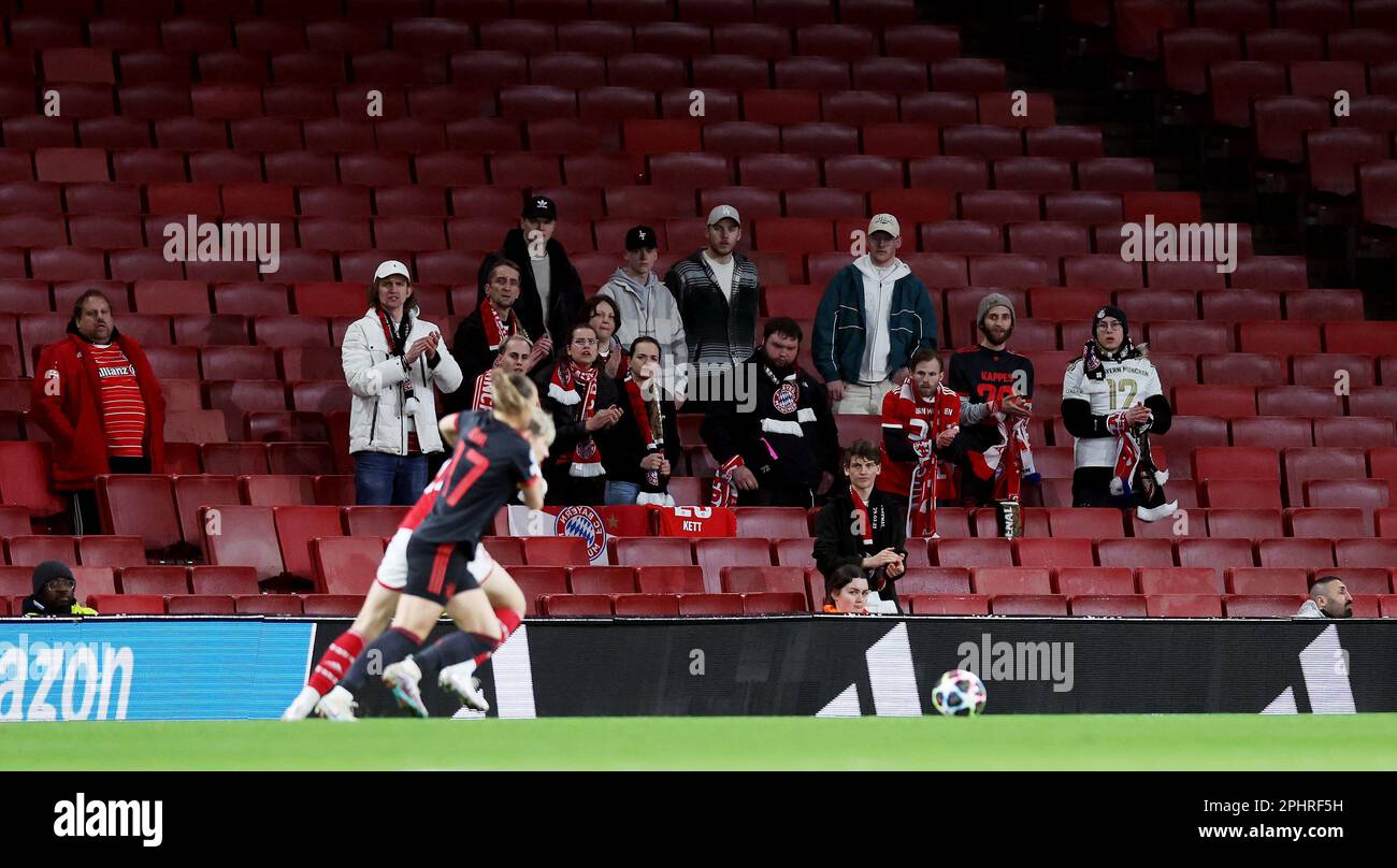 London, Großbritannien. 29. März 2023. Eine kleine Gruppe von Bayern-Fans schaut beim Spiel der UEFA Women's Champions League im Emirates Stadium in London vorbei. Der Bildausdruck sollte lauten: David Klein/Sportimage Credit: Sportimage/Alamy Live News Stockfoto