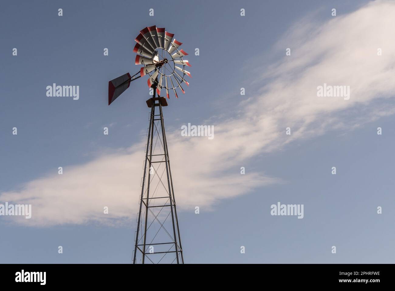 Amish Windmühle vor blauem Hintergrund mit Kopierbereich. Stockfoto