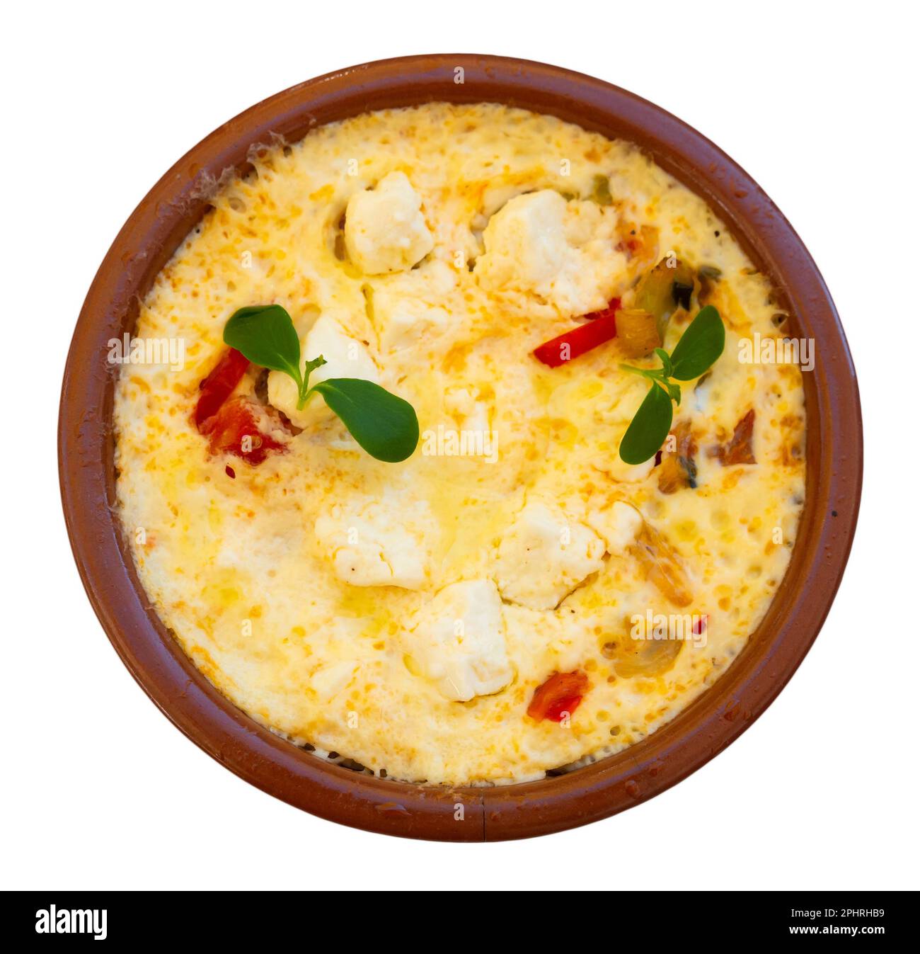 Köstlicher Gemüse-Kuchen mit Käse, serviert auf Tontopf. Flan de legumes et feta Stockfoto