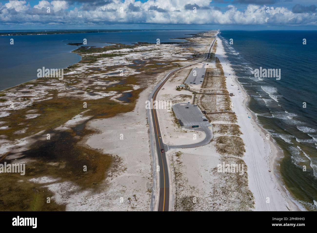 Ein Luftbild des weißen Sandstrands in Pensacola, Panhandle, Florida. Wilder, natürlich erhaltener Strand, umgeben von Wasser von beiden Seiten, dem Ozean Stockfoto