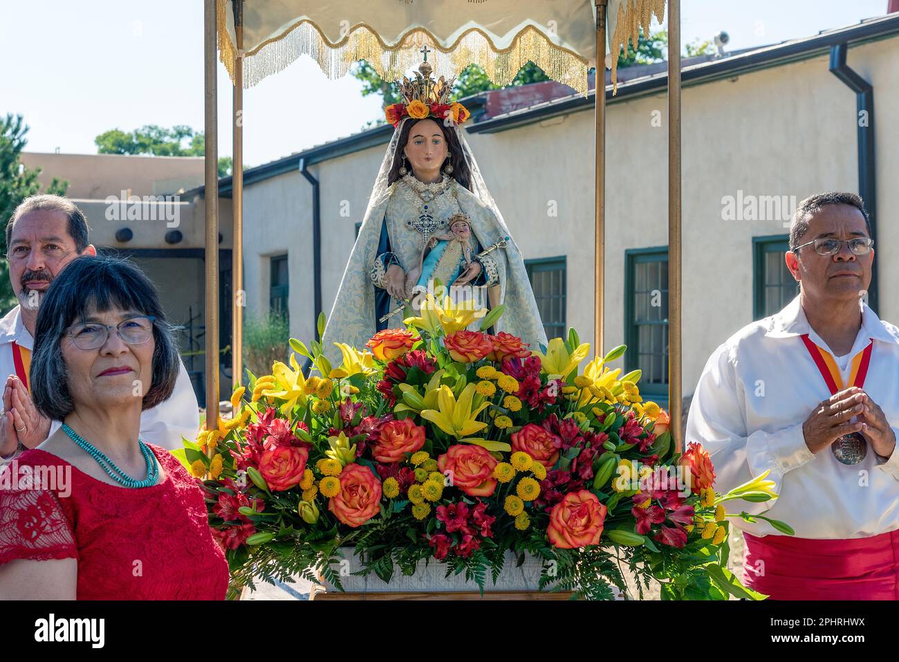 La Conquistador, die älteste madonna der Vereinigten Staaten und ihre Pfleger, bei der Fiesta de Santa Fe, Santa Fe, New Mexico, USA. Stockfoto