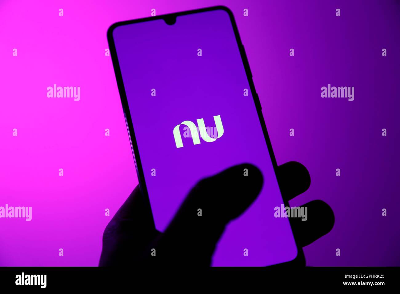 Sao Paulo, Brasilien - 28. März 2023: Bildschirm des Nubank Logos, anschauliches Editorbild Stockfoto