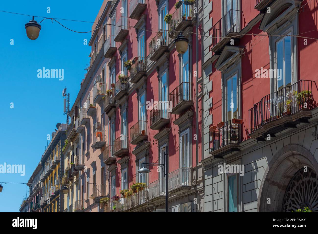 Farbenfrohe Fassaden von Häusern im historischen Zentrum von Neapel, Italien. Stockfoto