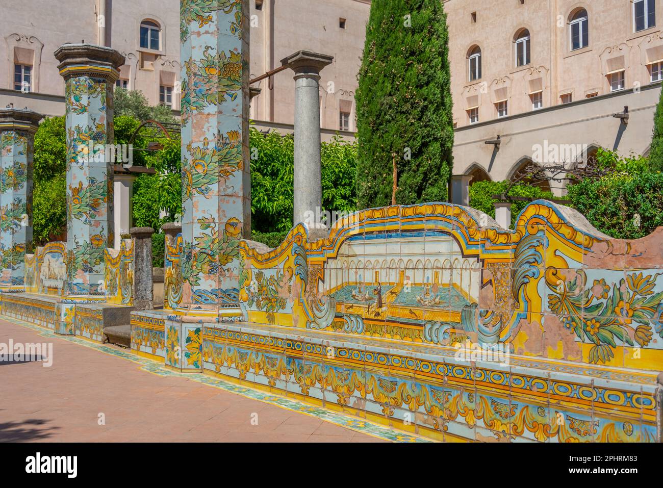 Farbenfrohe Säulen am Kloster von Santa Chiara in Neapel, Italien. Stockfoto