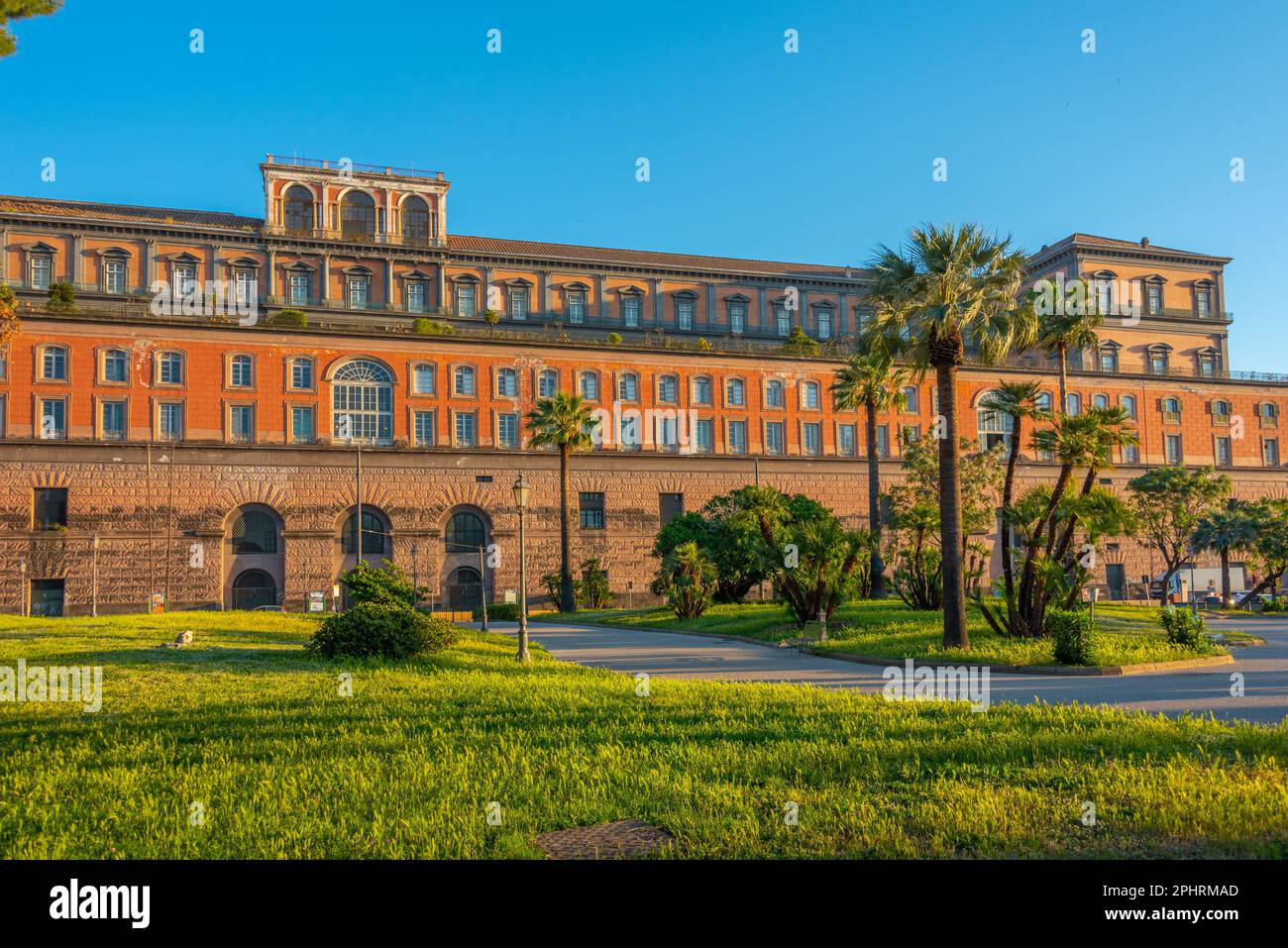 Königlicher Palast von Neapel, durch Gärten, Italien. Stockfoto