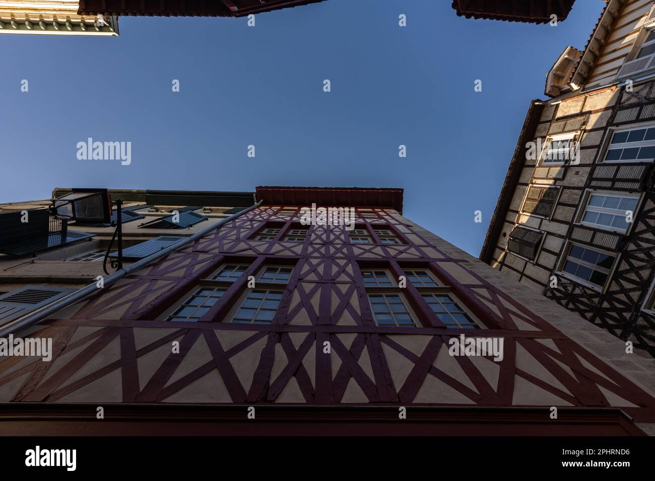 Fachwerkhäuser in Bayonne, Frankreich. Historische Gebäude, vertikale Perspektive Stockfoto