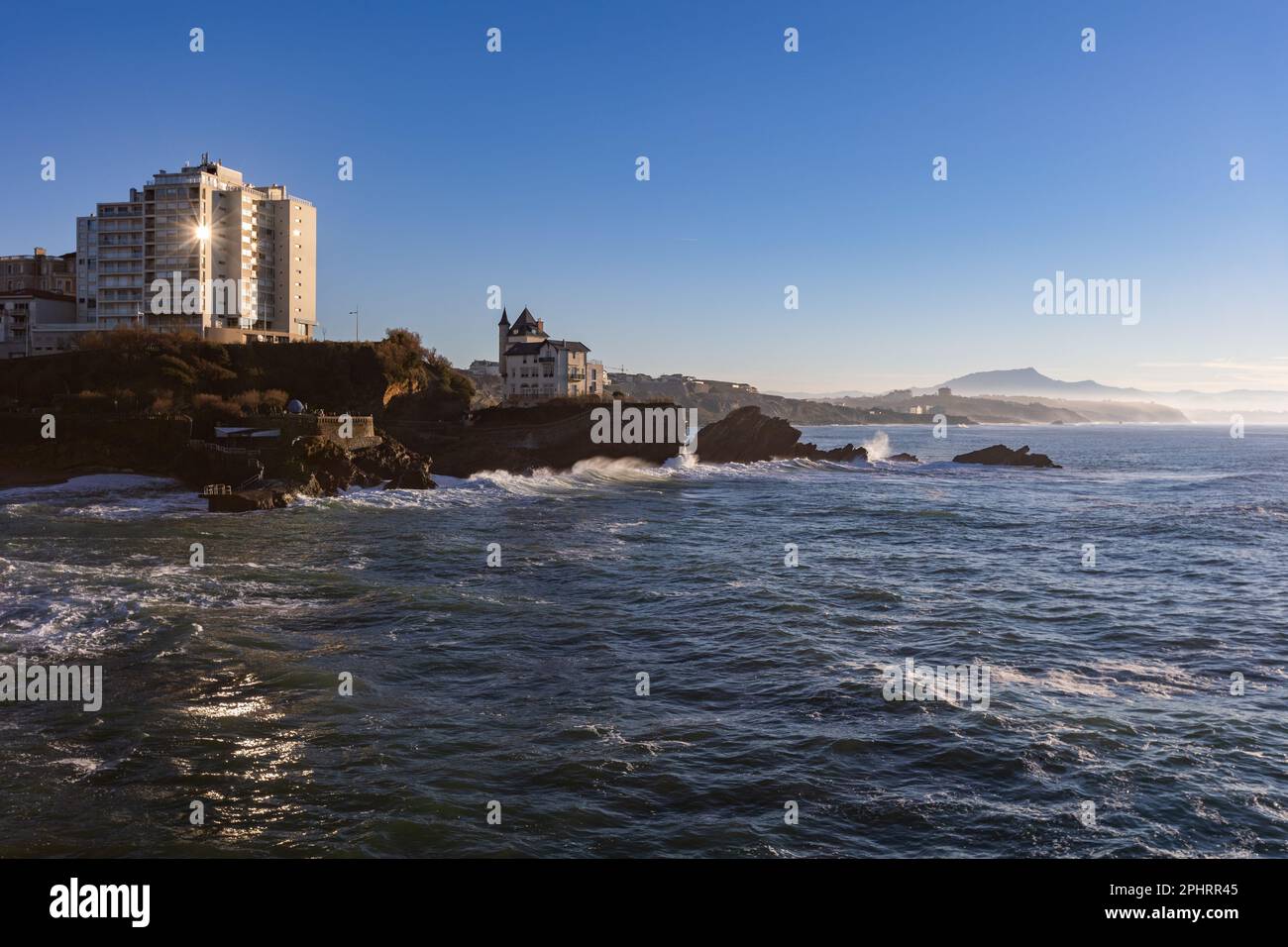 Skyline von Biarritz über der Meeresbucht mit felsigem Ufer Stockfoto