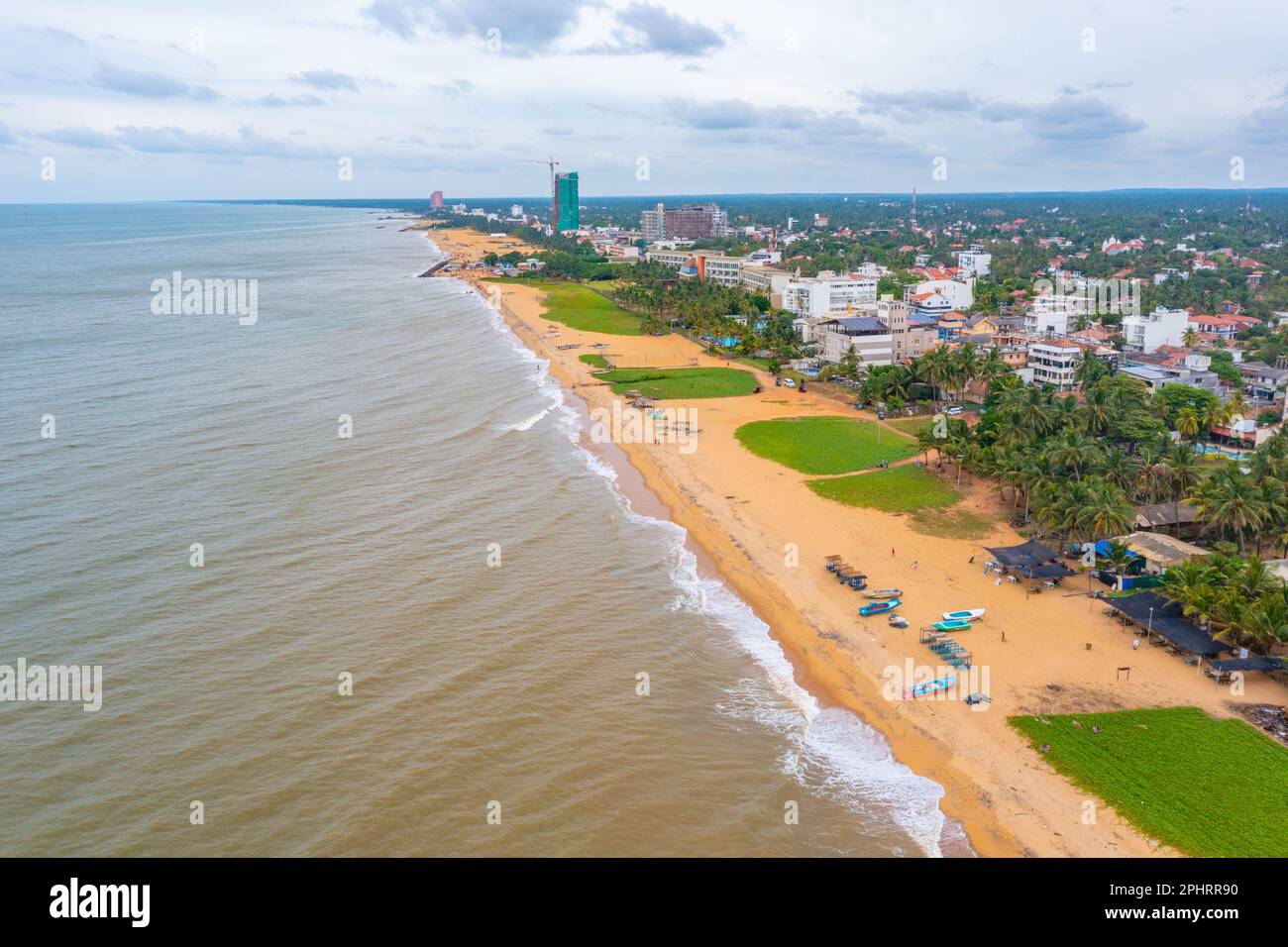 Blick auf Negombo Beach in Sri Lanka aus der Vogelperspektive. Stockfoto