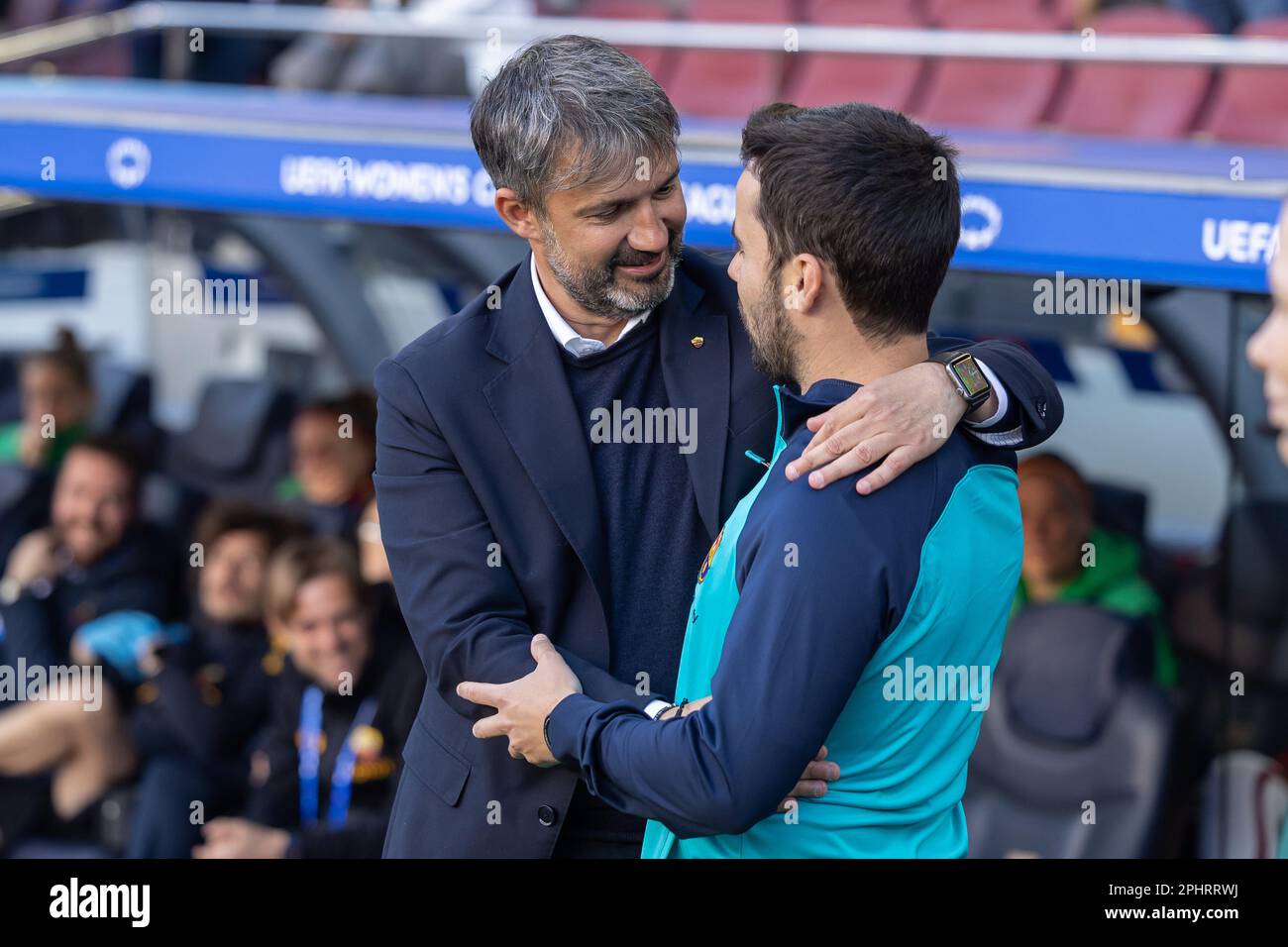 BARCELONA, SPANIEN – MÄRZ 29: Alessandro Spugna von AS Roma und Jonatan Giraldez vom FC Barcelona während des Spiels der UEFA Women's Champions League zwischen dem FC Barcelona und AS Roma im Spotify Camp Nou am 29. März 2023 in Barcelona, Spanien Stockfoto