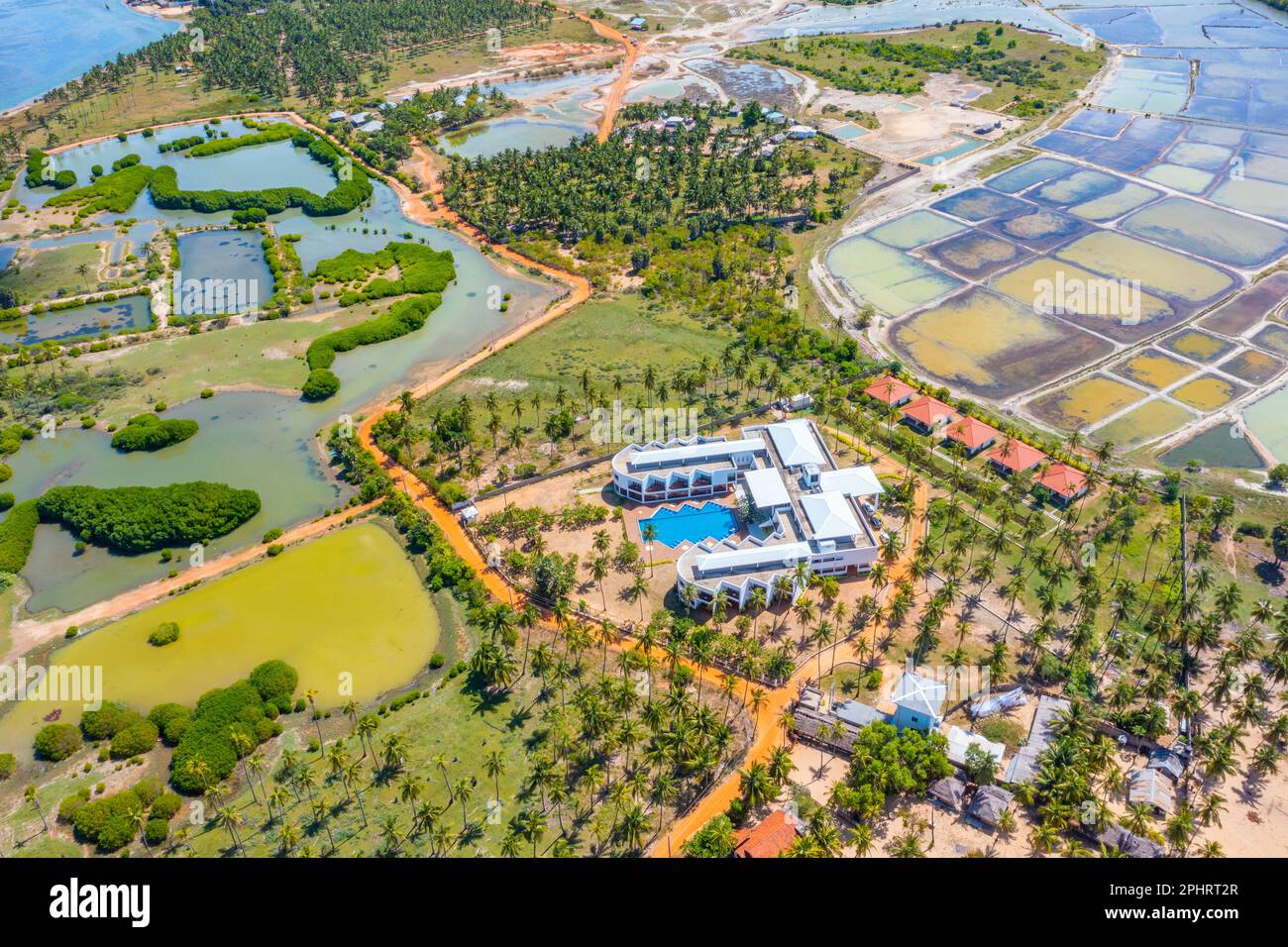 Luftaufnahme der von Windkraftturbinen überblickten landwirtschaftlichen Felder in Kalpitiya in Sri Lanka. Stockfoto