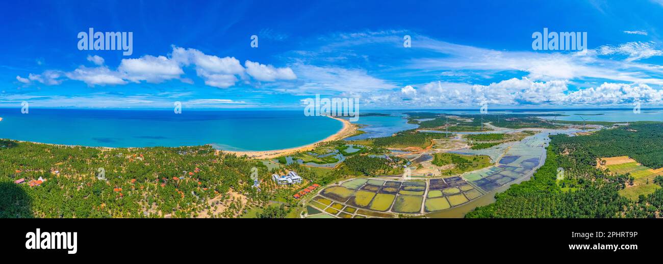 Luftaufnahme der von Windkraftturbinen überblickten landwirtschaftlichen Felder in Kalpitiya in Sri Lanka. Stockfoto