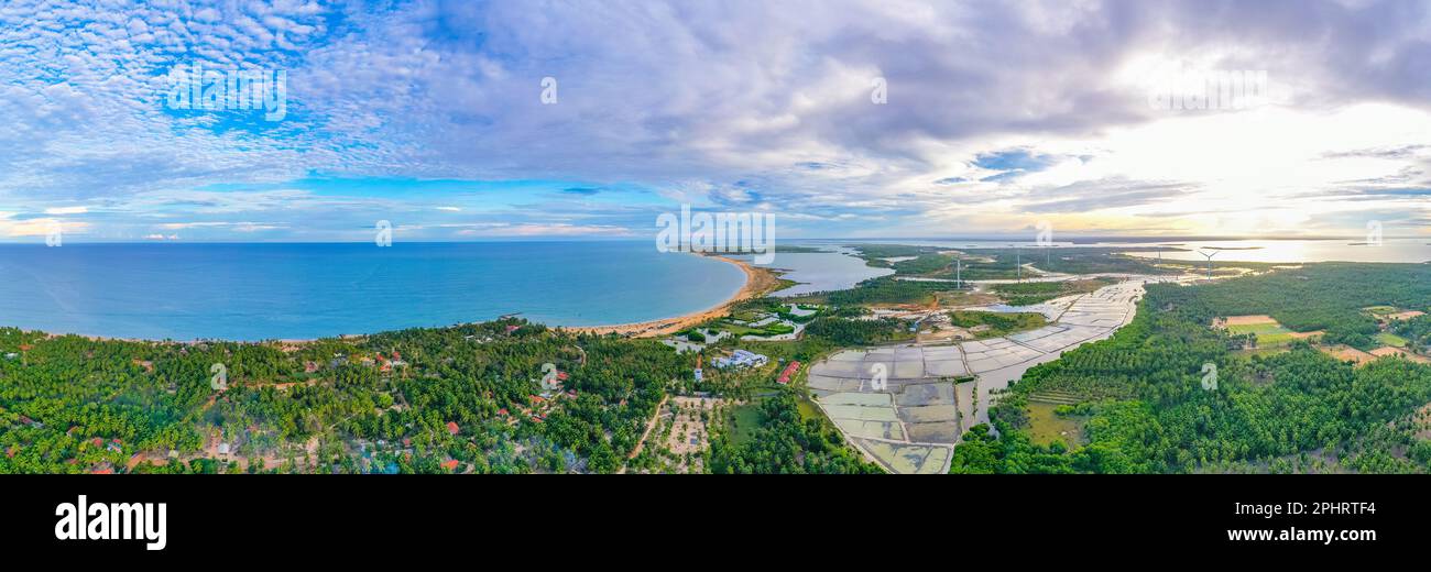Luftaufnahme der von Windkraftturbinen überblickten landwirtschaftlichen Felder in Kalpitiya in Sri Lanka. Stockfoto