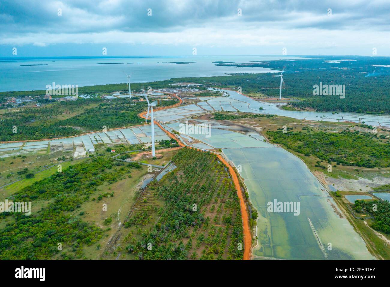Luftaufnahme der von Windkraftturbinen überblickten landwirtschaftlichen Felder in Kalpitiya in Sri Lanka. Stockfoto