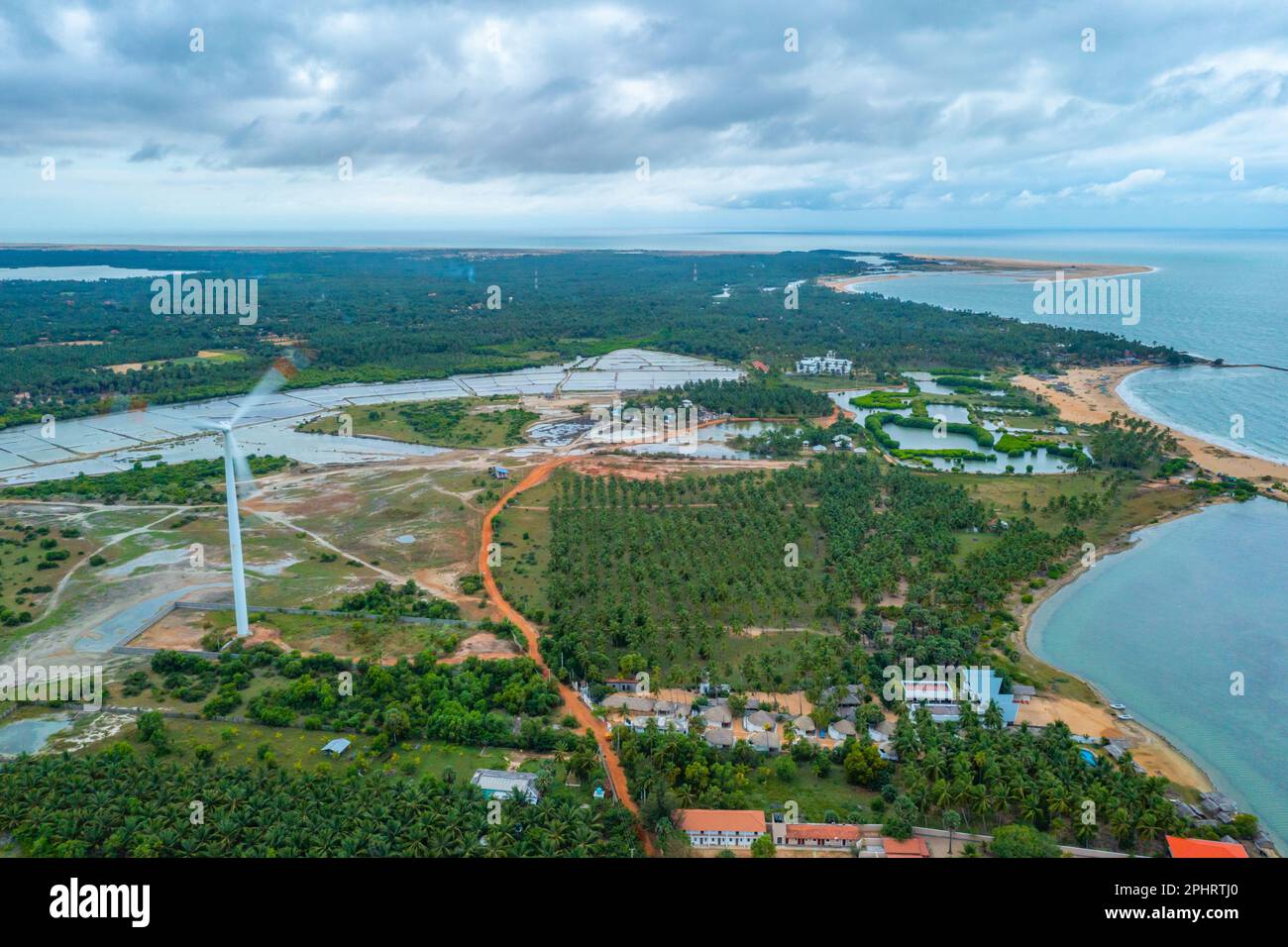 Luftaufnahme der von Windkraftturbinen überblickten landwirtschaftlichen Felder in Kalpitiya in Sri Lanka. Stockfoto