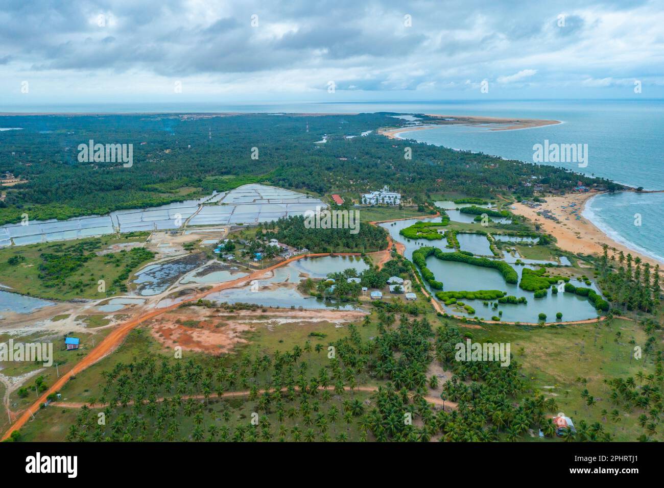 Luftaufnahme der von Windkraftturbinen überblickten landwirtschaftlichen Felder in Kalpitiya in Sri Lanka. Stockfoto