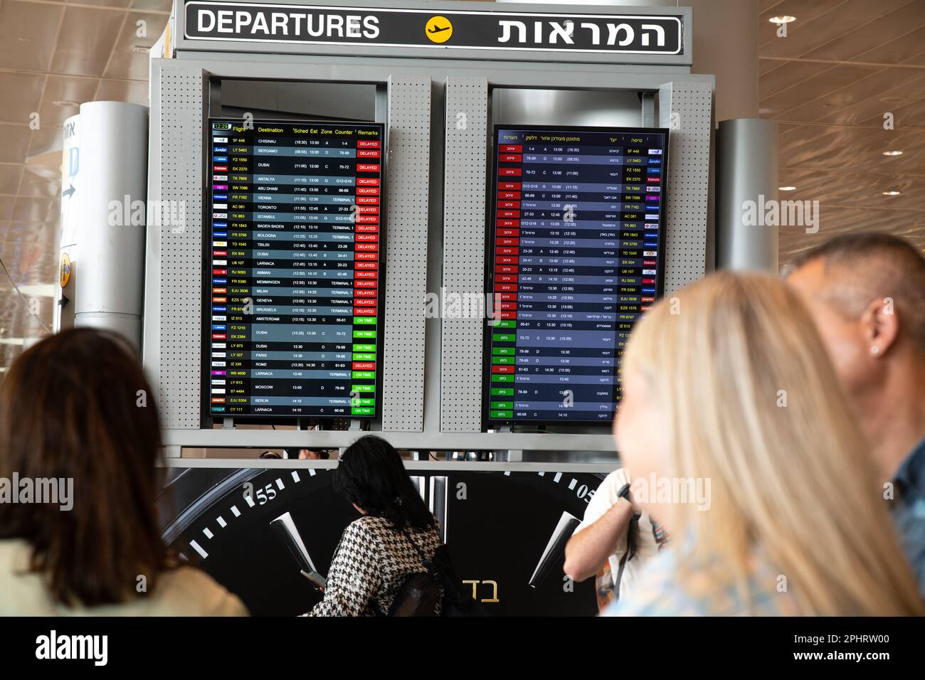 Tel Aviv, Israel. 27. März 2023. Fluggäste sehen sich die Anzeigetafel für Flüge an, die auf verspätete Flüge vom Flughafen Tel Aviv Ben Gurion aufgrund eines Streiks der Gewerkschaft nach der Entlassung des Verteidigungsministers Yoav Gallant durch Premierminister Benjamin Netanjahu hinweisen. (Credit Image: © Matan Golan/SOPA Images via ZUMA Press Wire) NUR ZUR REDAKTIONELLEN VERWENDUNG! Nicht für den kommerziellen GEBRAUCH! Stockfoto