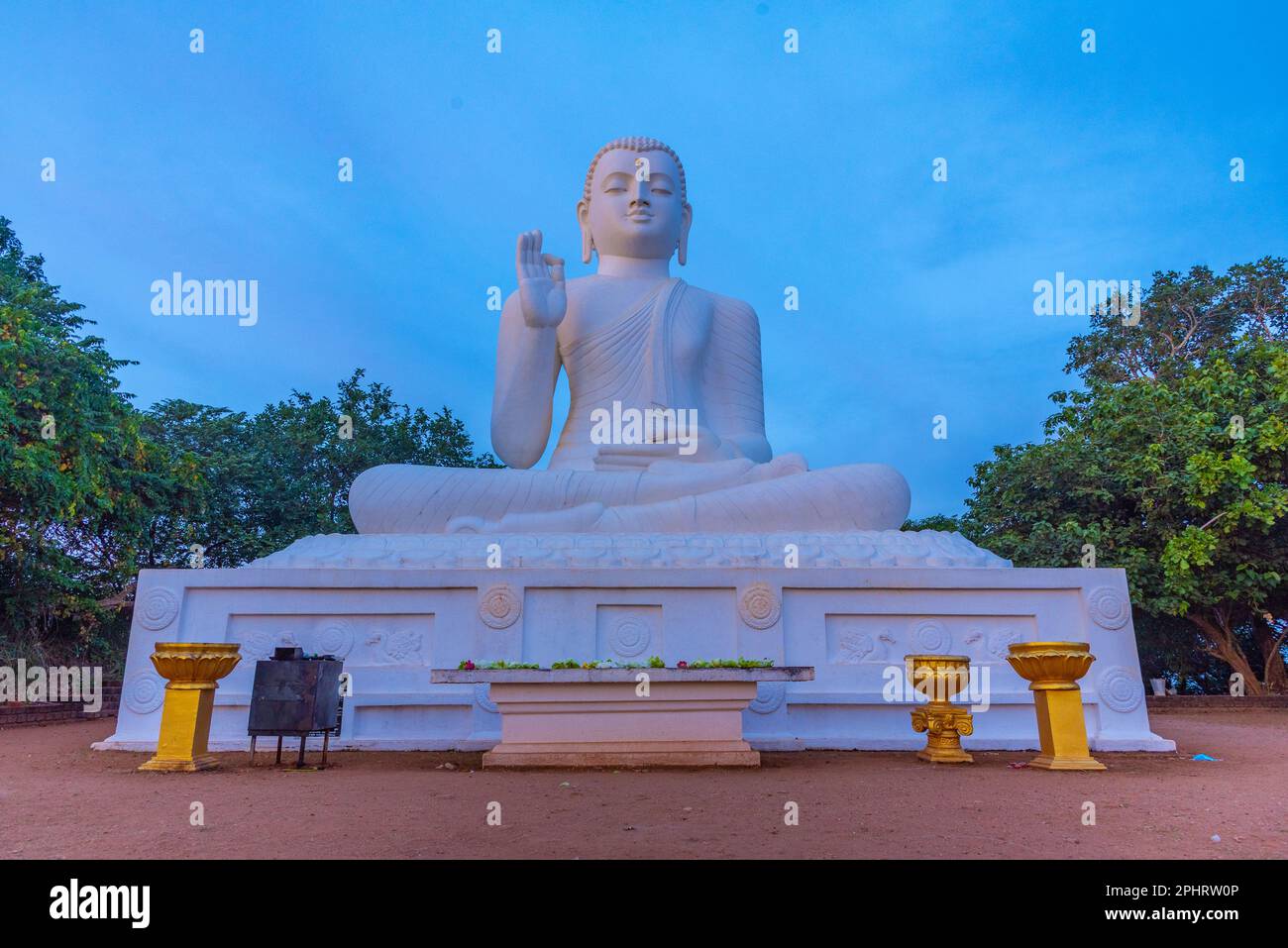 Buddha-Statue an der buddhistischen Stätte Mihintale in Sri Lanka. Stockfoto