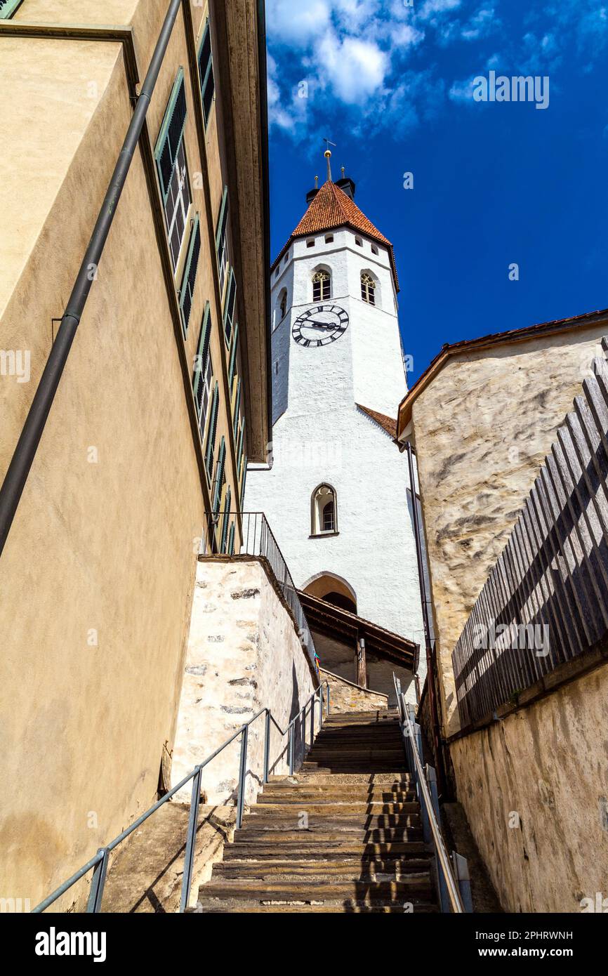 Der Uhrenturm der Zentralkirche von Thun, Thun, Schweiz Stockfoto
