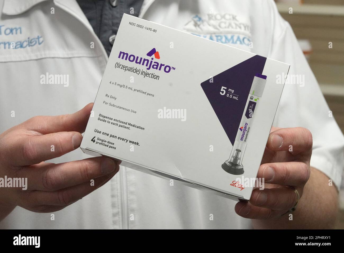 Ein Apotheker zeigt eine Schachtel Mounjaro, ein Tirzepatid